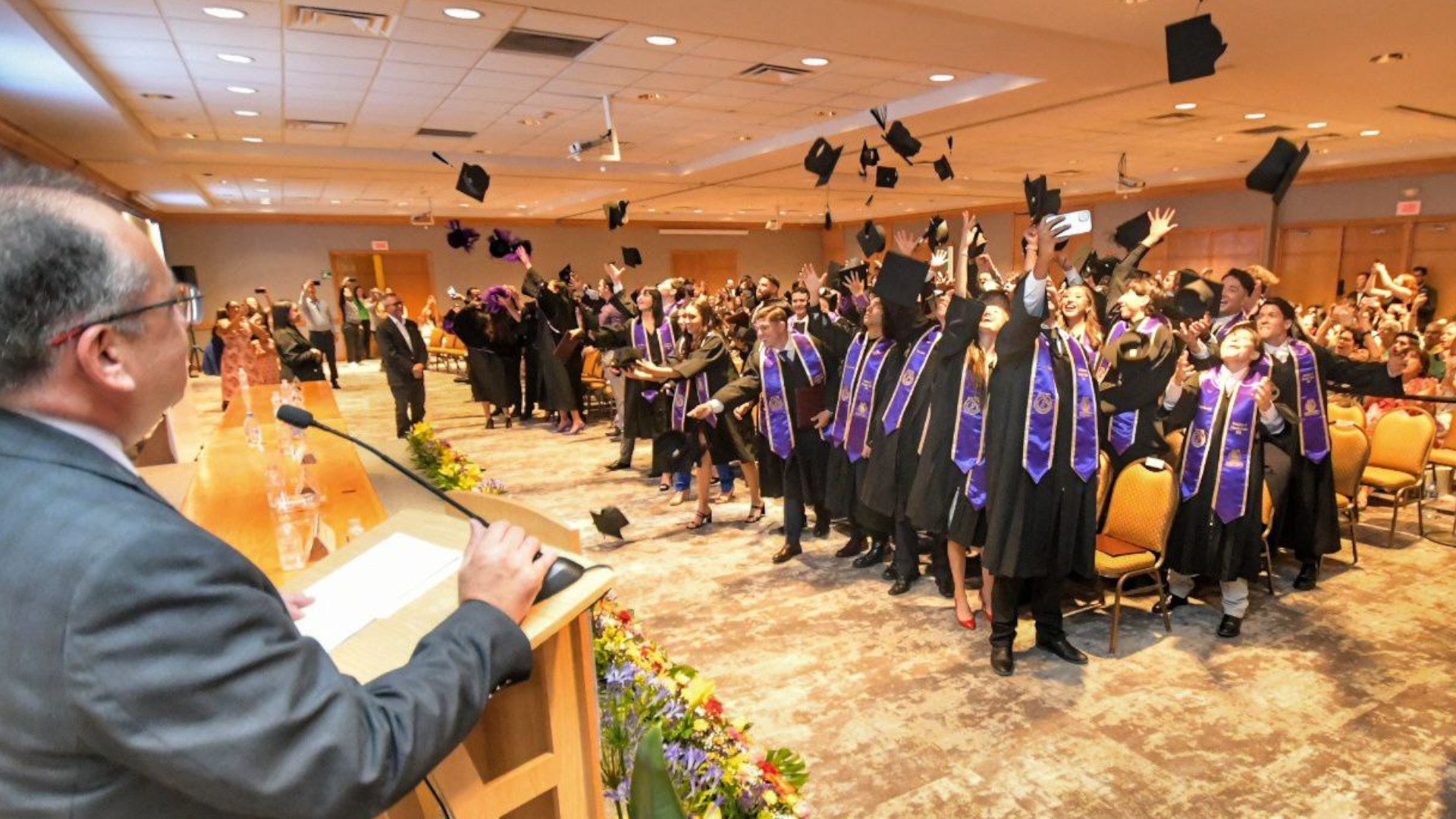 Se gradúan 64 alumnos de licenciatura y posgrado de la Facultad de ...