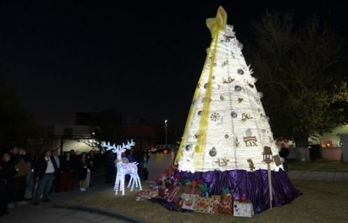 La Navidad ilumina la Quinta Gameros con el tradicional Encendido del Árbol Universitario