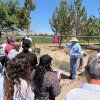Estudiantes de FCAyF realizan práctica de campo en medición de agua en canales