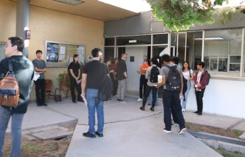 Aspirantes de Filosofía, Ciencias Políticas y Artes aplican examen de admisión a la UACH.