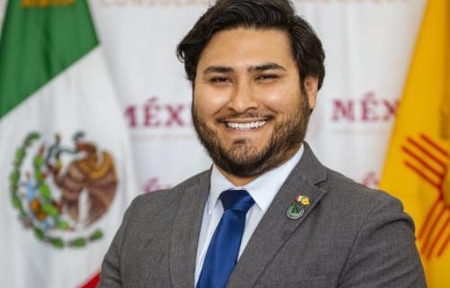Egresado de la UACH destaca por su labor diplomática en el Consulado de México en Albuquerque