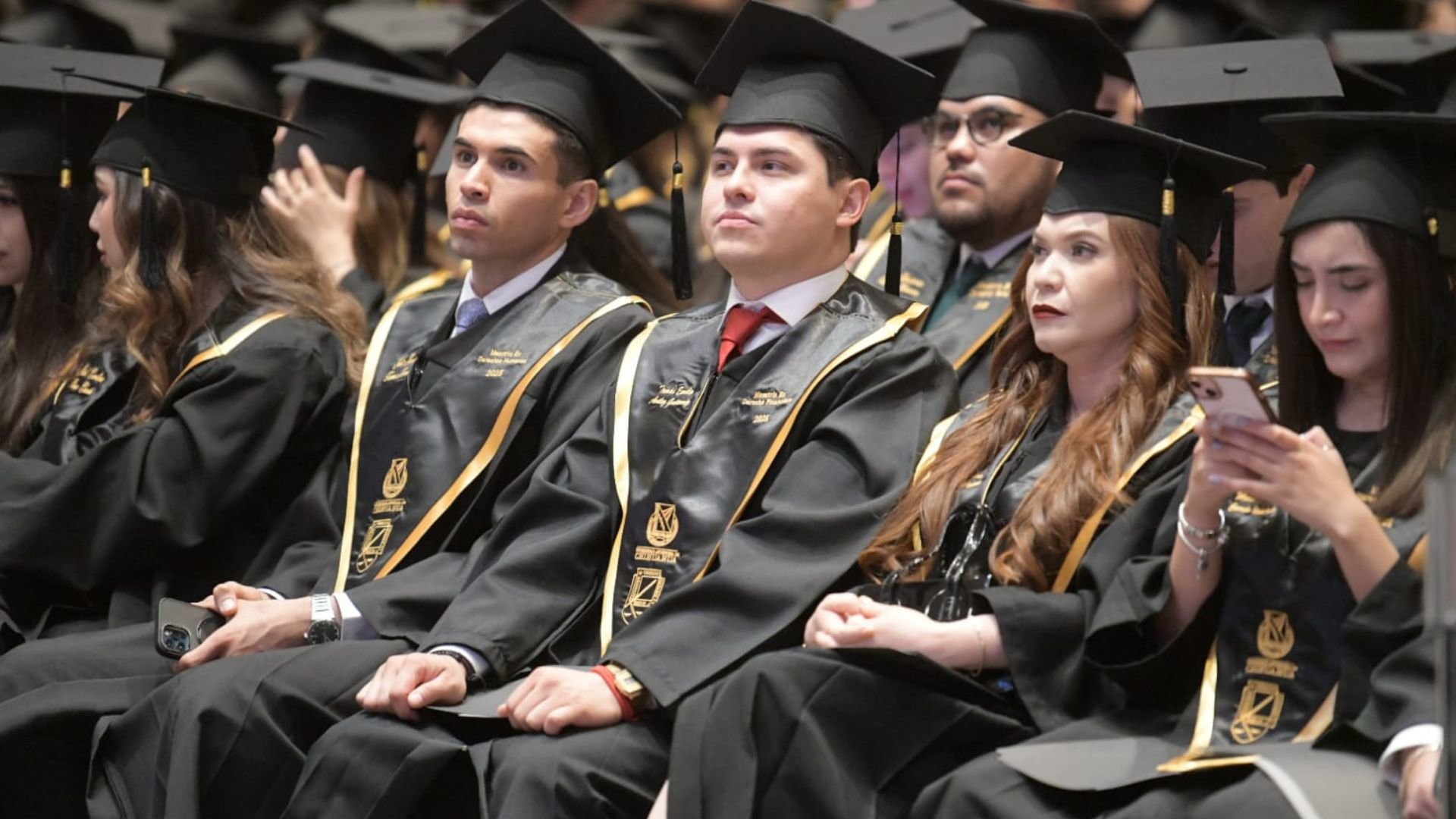 Se gradúan 200 estudiantes de la Facultad de Derecho en emotiva ceremonia