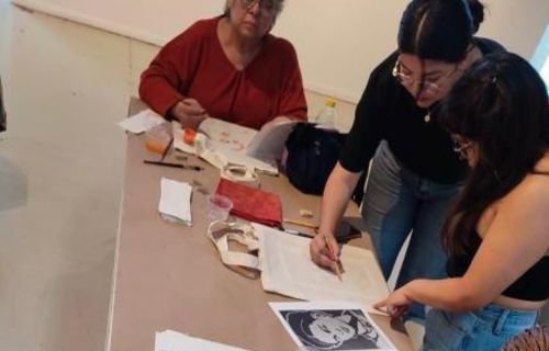 Estudiante de la UACH  impulsa talleres artísticos en apoyo a las mujeres