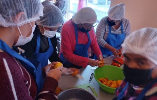 Capacitan docentes de la FCAyF-UACH a productores rurales en el envasado de frutas