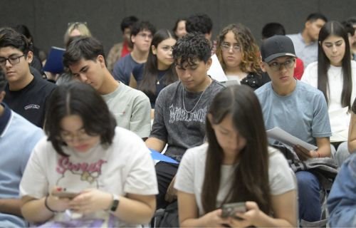 El uso excesivo de redes sociales afecta la felicidad y el bienestar: docente de FEI-UACH