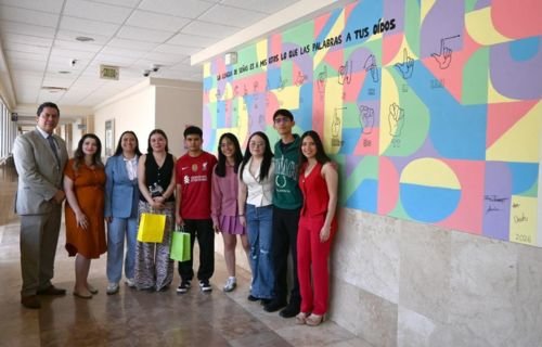 Presentan mural de lengua de señas que promueve inclusión y empatía en FEN-UACH