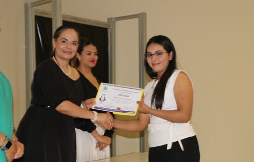 Impulsa FEI-UACH internacionalización: celebra graduación del Diplomado de Inglés